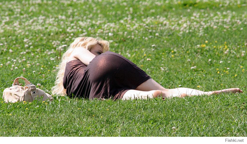 Студентка легла на лужайку чтобы заняться мастурбацией