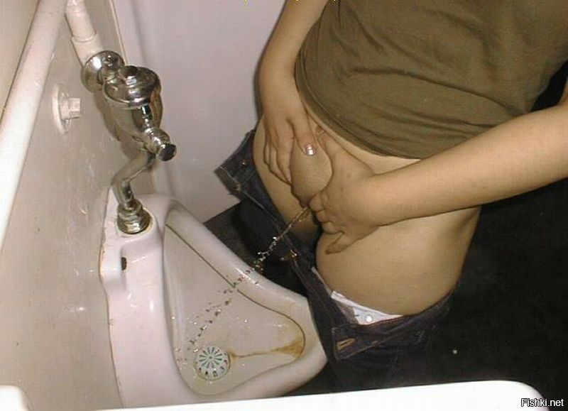 Сучка писяет в общественном туалете фото