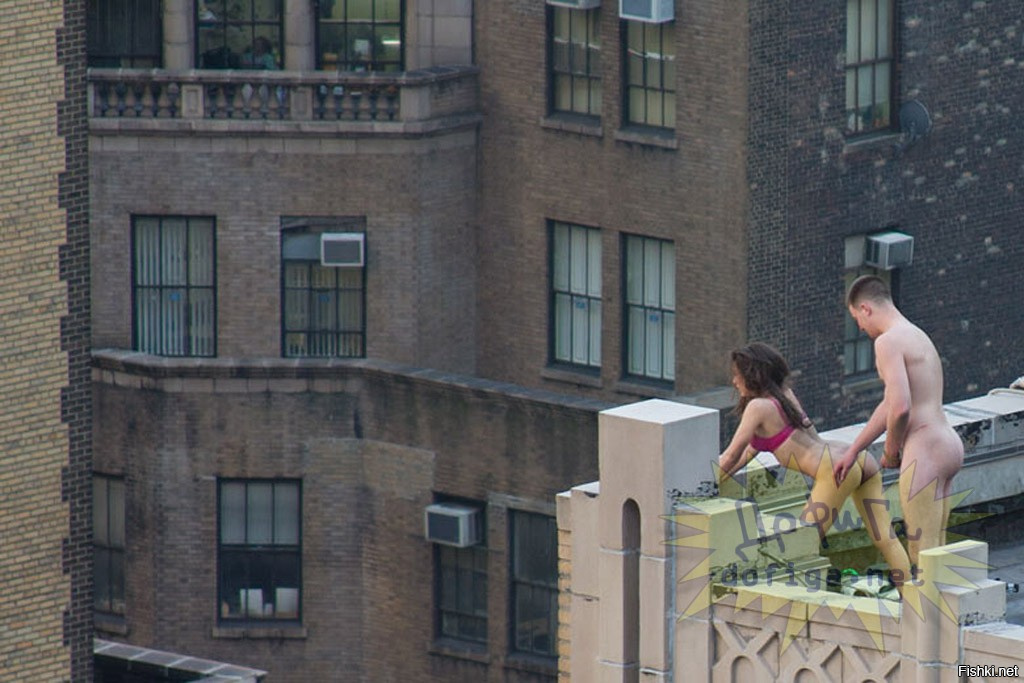 Голые девушки на крышах фото