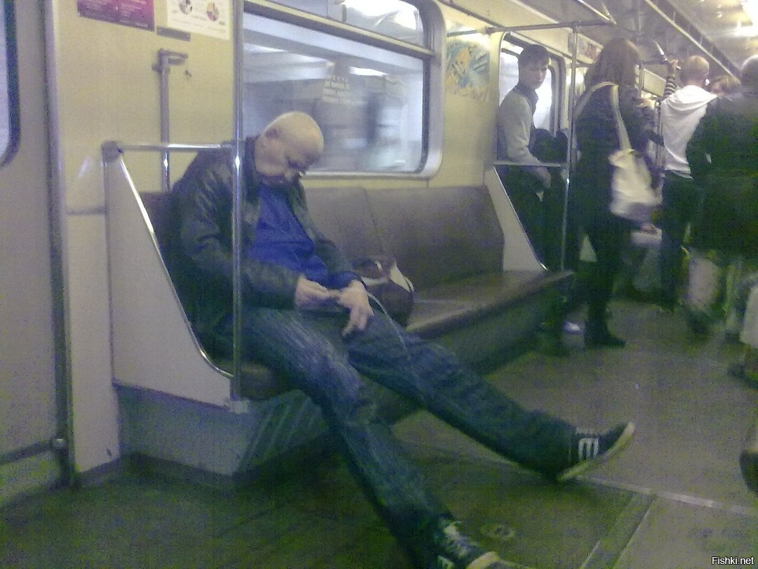 Парень достал свой огромный член и стал дрочить об леггинсы девушки в метро