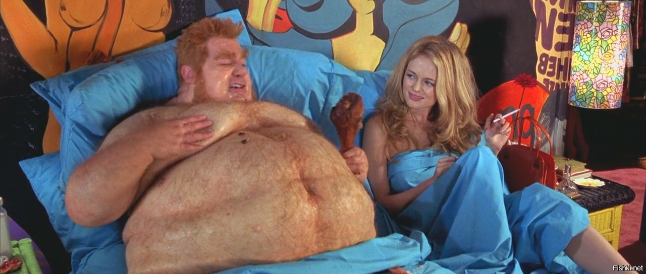 Грудастая толстушка с лысым мужиком кувыркается на мягком диване