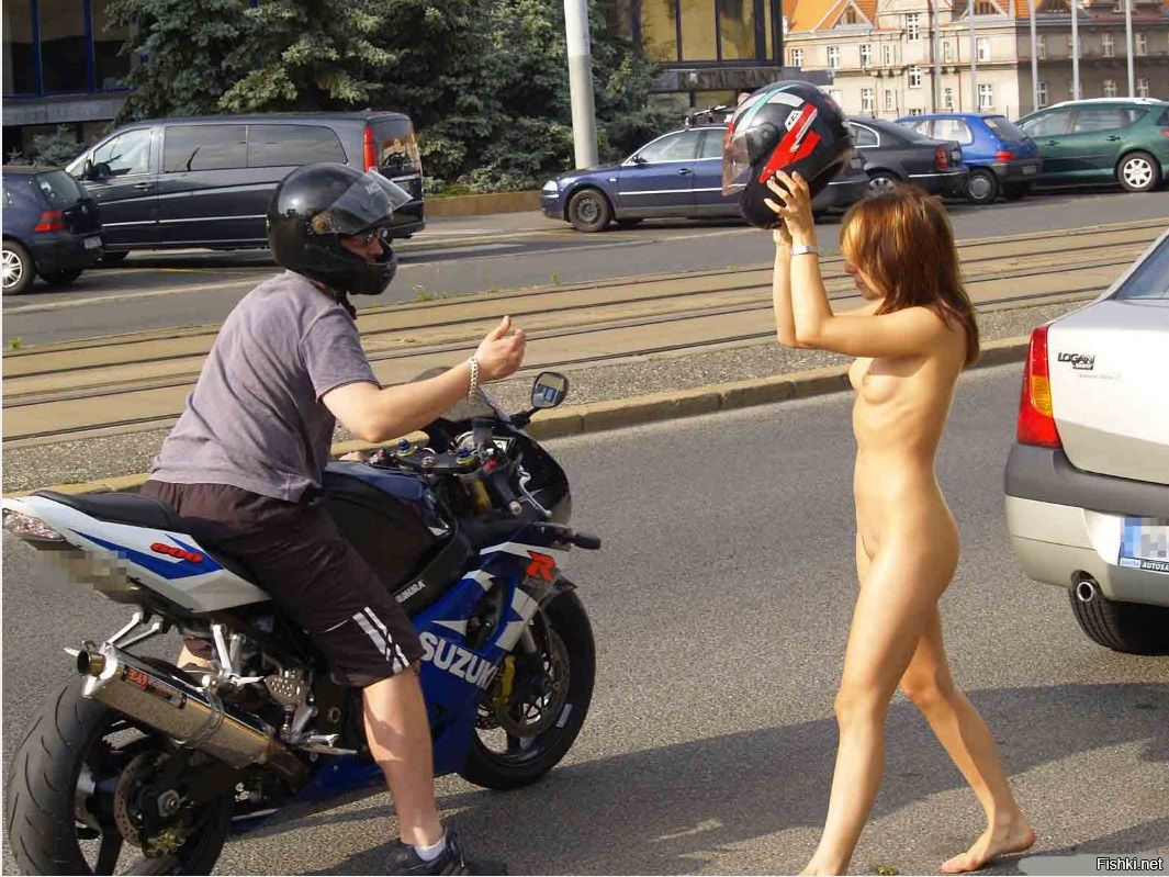 Откровенные фотографии девушек голышом на мотоцикле