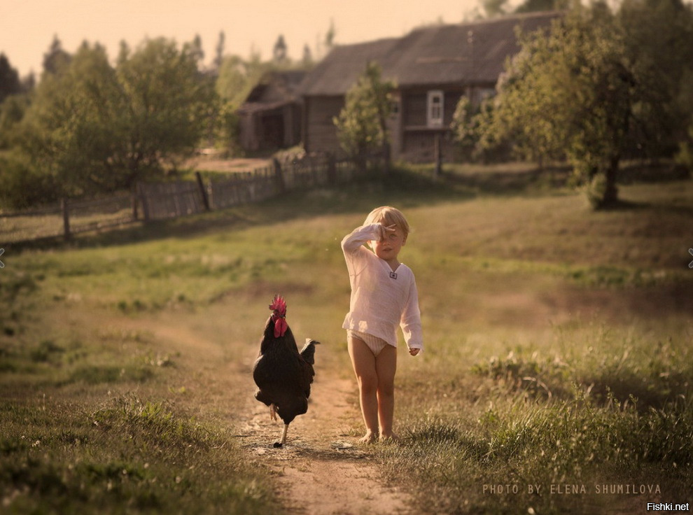 Прикольная голенькая подружка гуляет в деревне