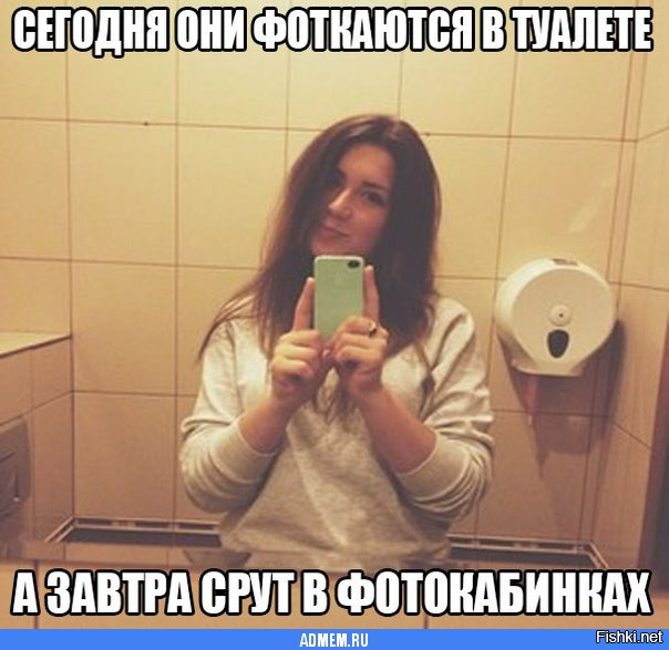 Русская девушка в зеленой футболке не на шутку увлажнилась трахая себя страпоном
