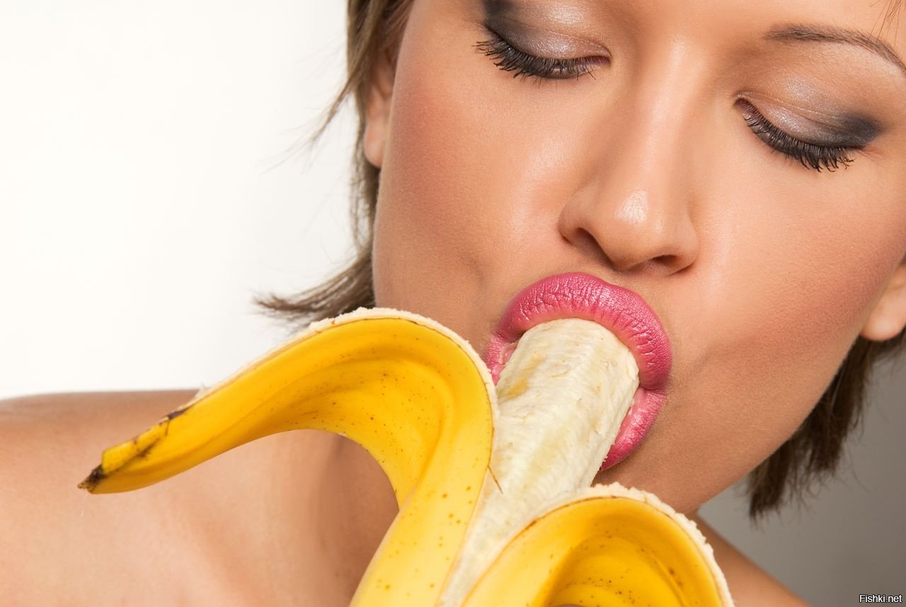 Голая девушка сексуально ест бананы и показывает насколько она возбуждена
