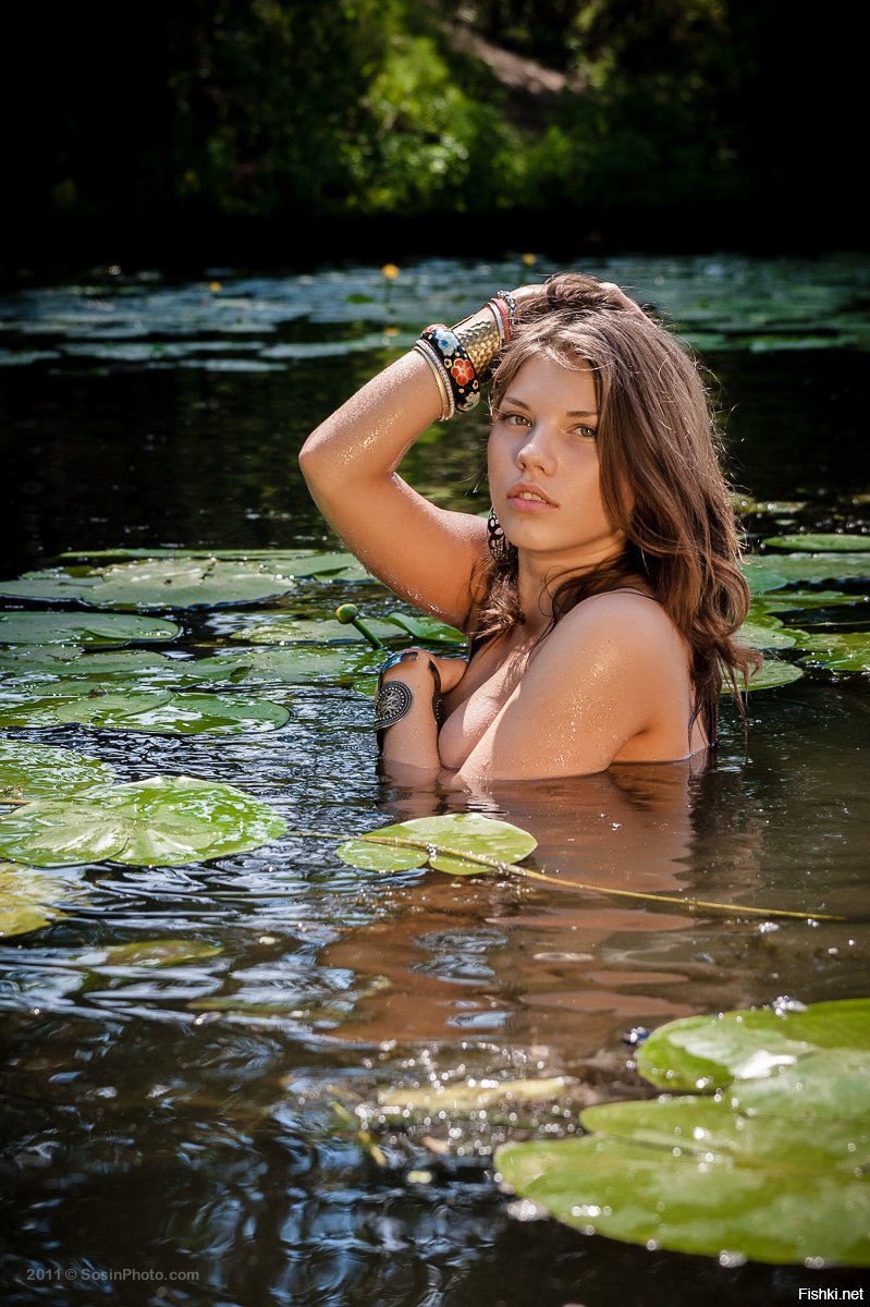 Девушка купается в озере