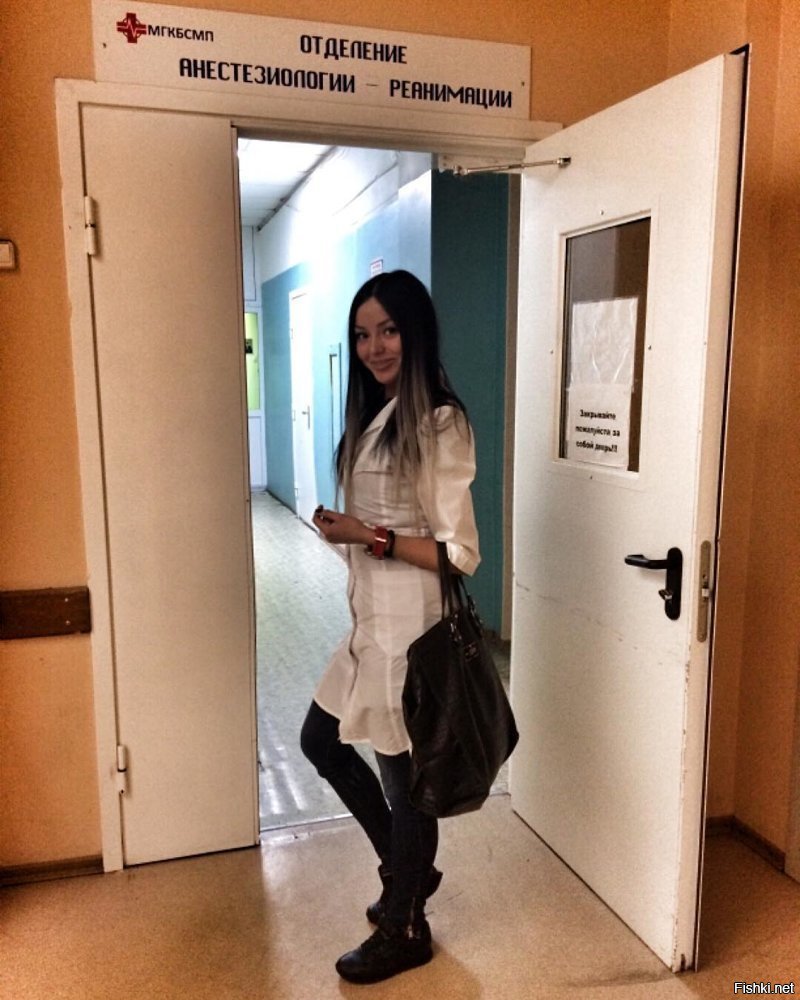 Саша Грей сняла полосатый халат и показала сочную щелку в больничной палате