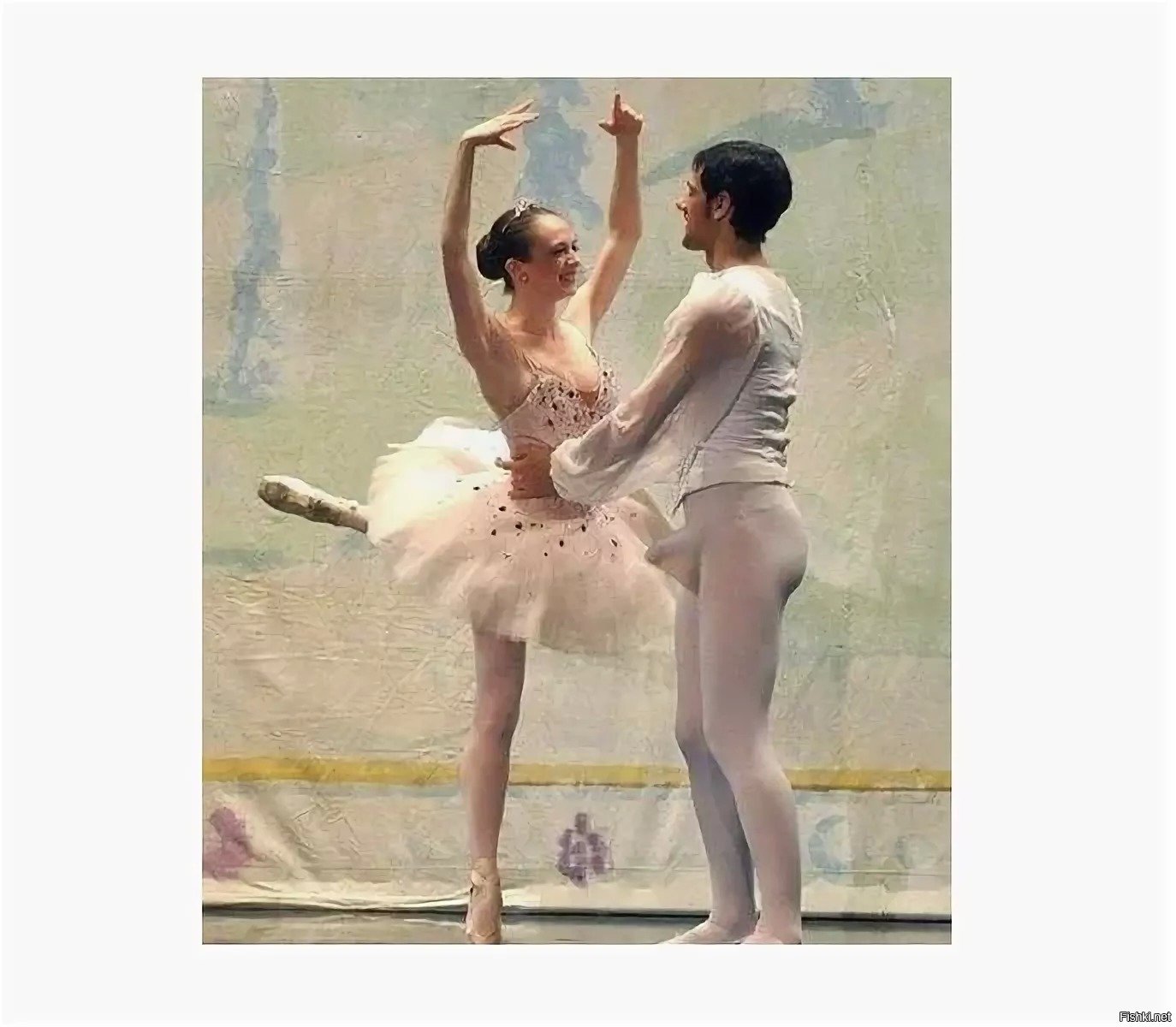 Хлопец трахает худую балерину возле балетного станка во время репетиции