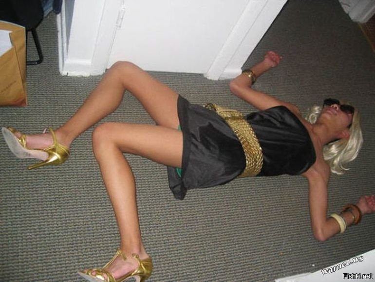 Пьяная худая подруга в коротком платье сидит на полу фото