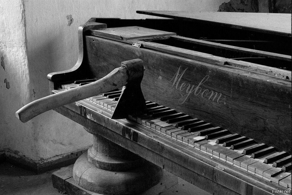 Голая брюнетка на старом пианино