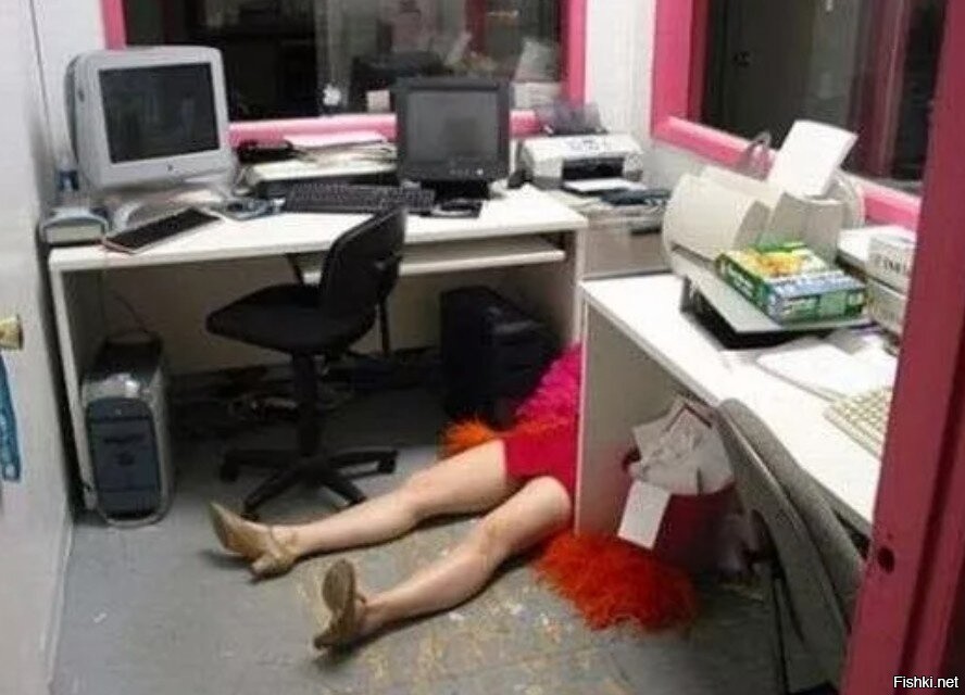 Рыжая секретарша осталась в офисе одна и сразу забыла про отчёты