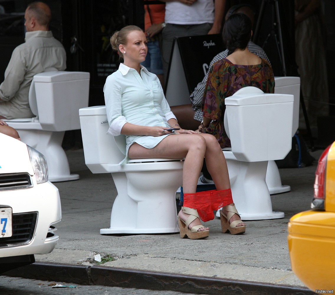 Девушка писает раздвинув ноги в публичном туалете