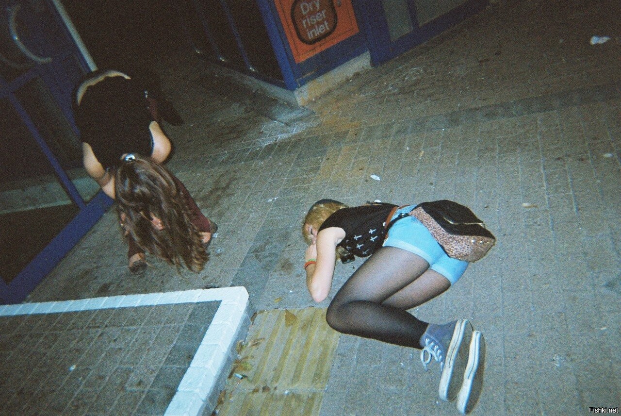 Горячая девушка сбрасывает летнее платье в подъезде порно фото