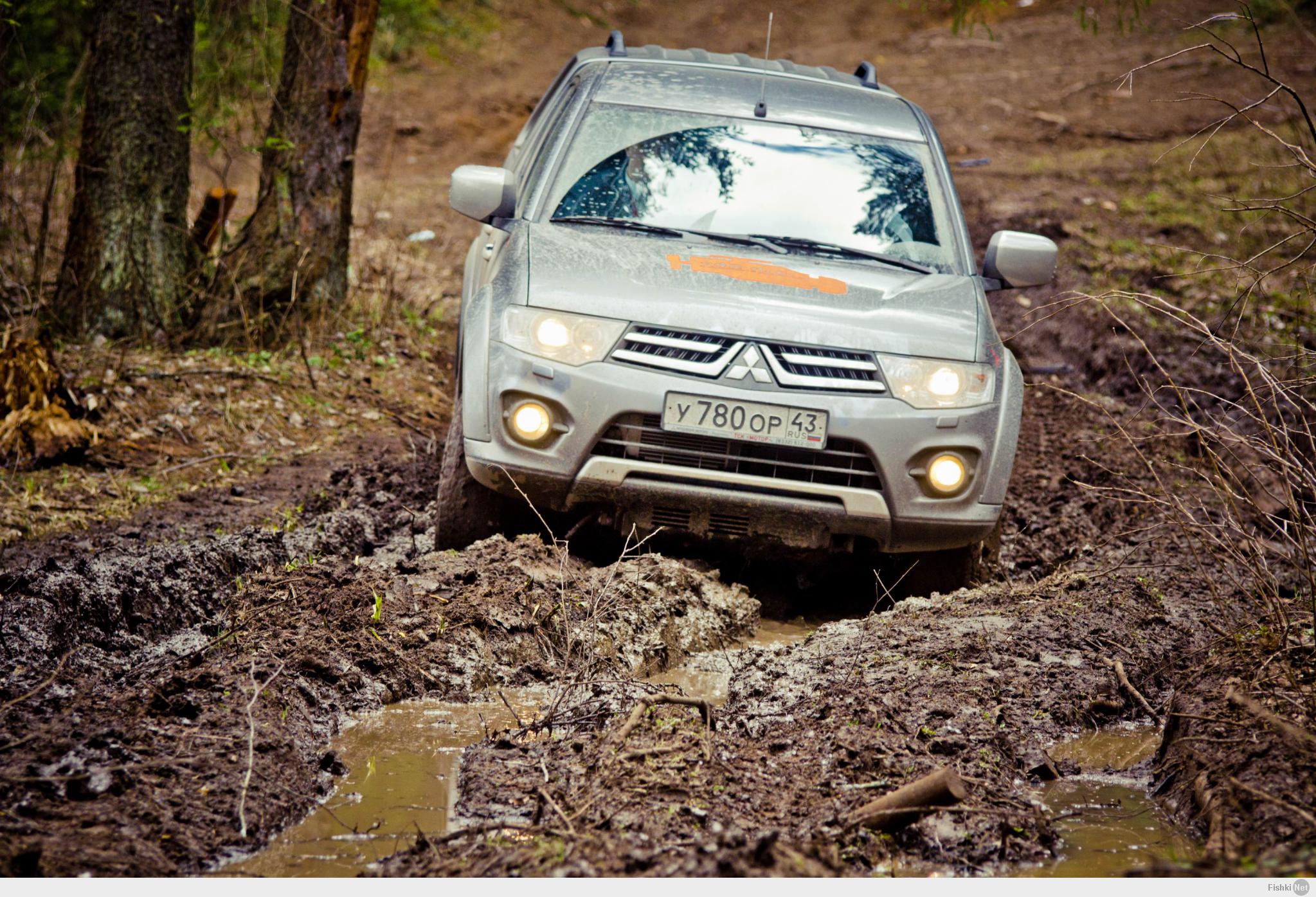 Паджеро на бездорожье видео. Л200 Мицубиси для бездорожья. Mitsubishi l200 2020 для бездорожья. Митсубиси для бездорожья. На машине Мицубиси по бездорожью фото.