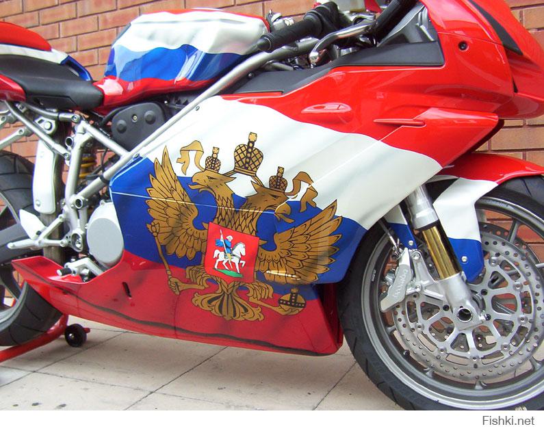 Мотоцикл россия ру. Флаг на мотоцикл. День России мотоцикл. Флажки на мотоцикл. Мотоцикл Триколор.