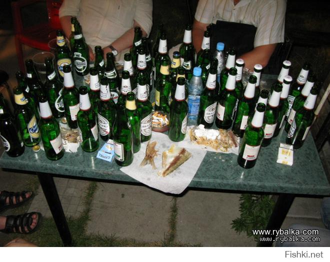 Много пива на столе фото