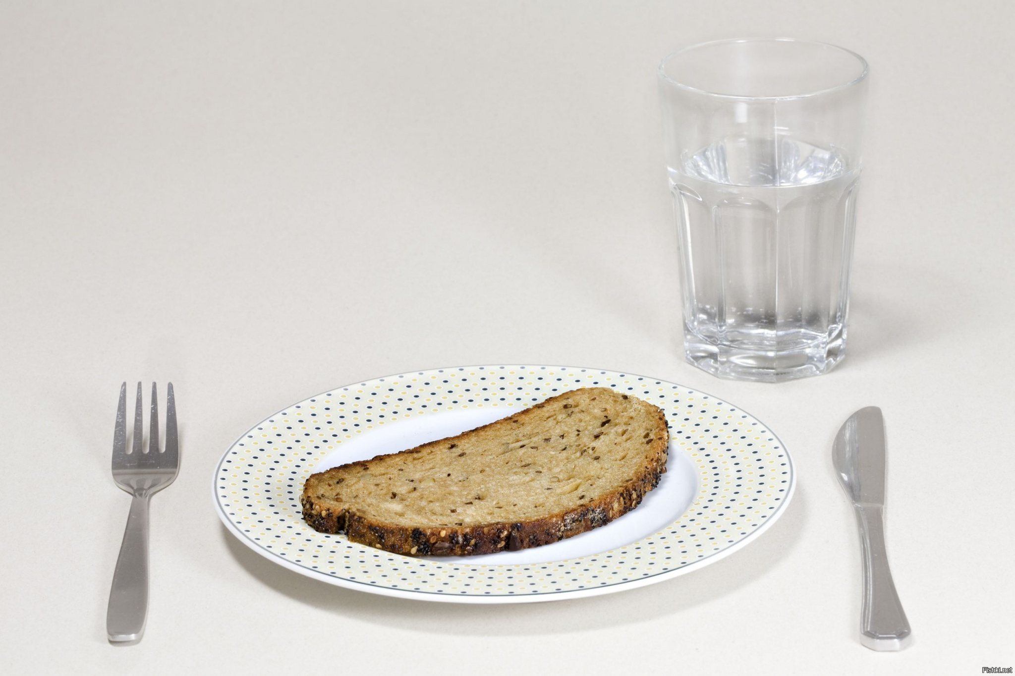 Ставят стакан воды и хлеб. Хлеб и вода. Стакан воды с хлебом. Стакан воды и кусок хлеба. Кусочек хлеба и вода.