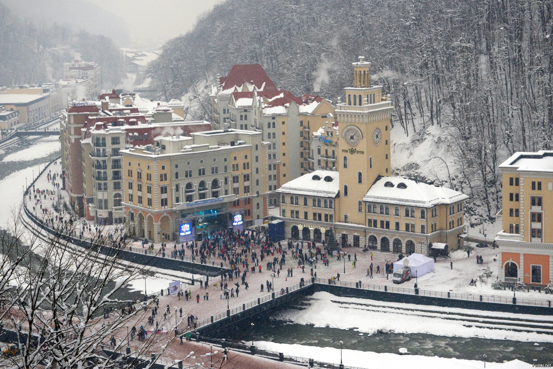 Rosa khutor. Сочи красная Поляна роза Хутор. Курорт роза Хутор в красной Поляне. Горнолыжный комплекс Сочи роза Хутор. Сочи роза Хутор зимой.