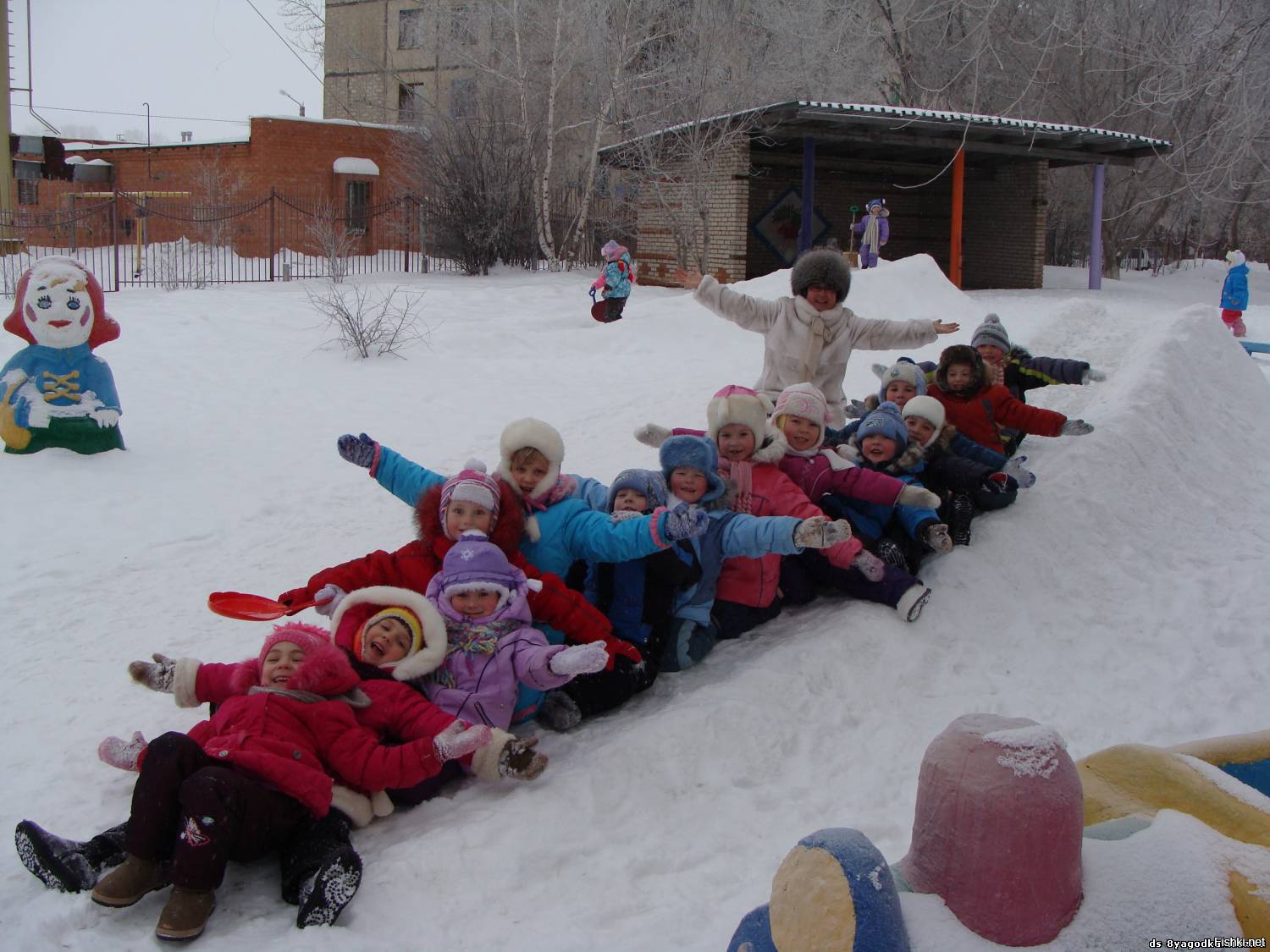 Зимняя игра в группе. Зимняя прогулка в детском саду. Дети на прогулке в детском саду зимой. Зимние развлечения. Дети в садике на прогулке.