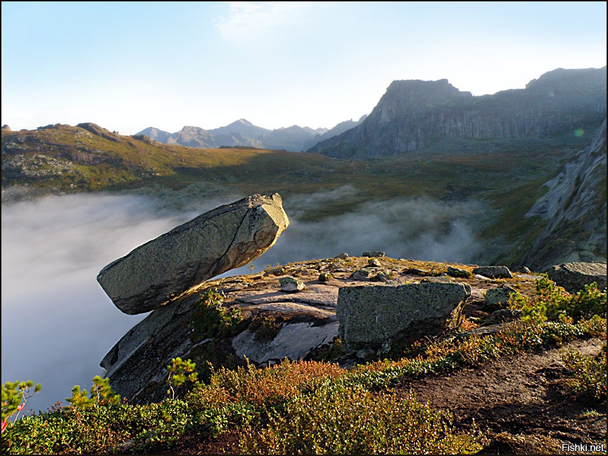 Висячий камень в красноярском крае фото