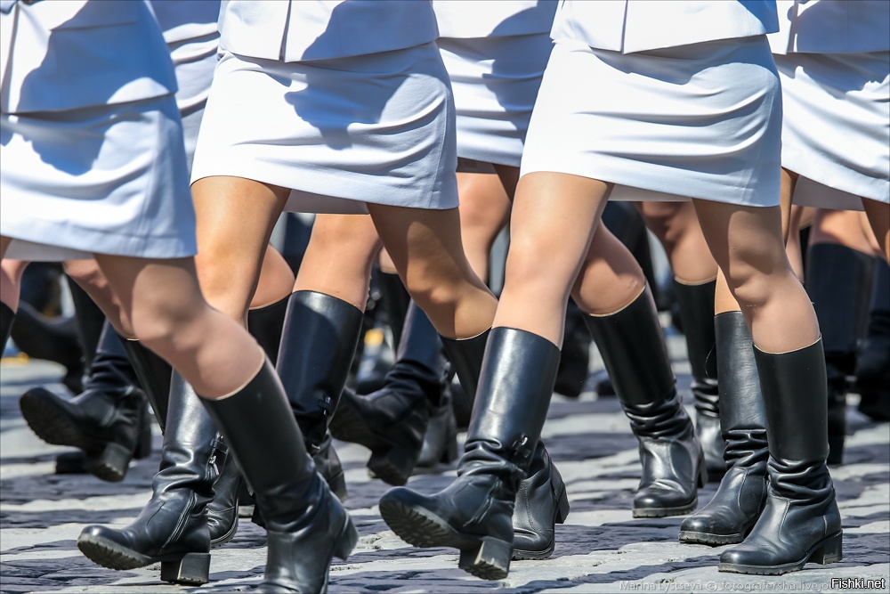 Военные девушки в мини юбках