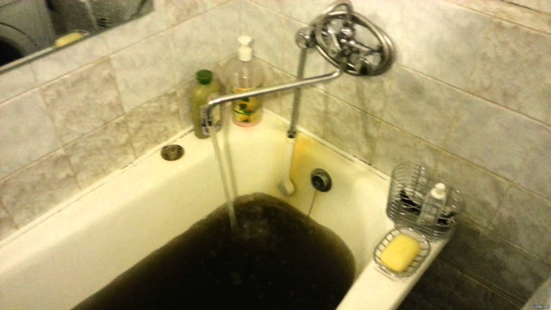 Фото крана с водой в ванной