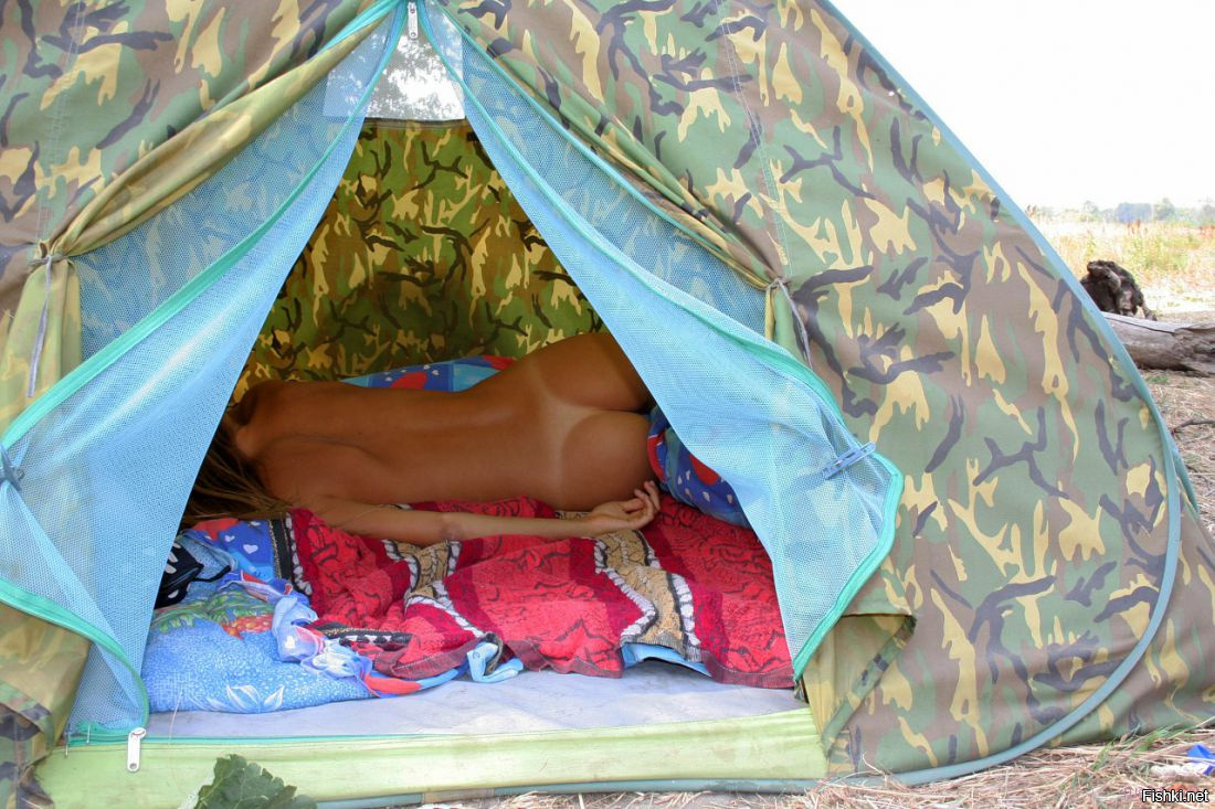 голая в палатке фото фото 2