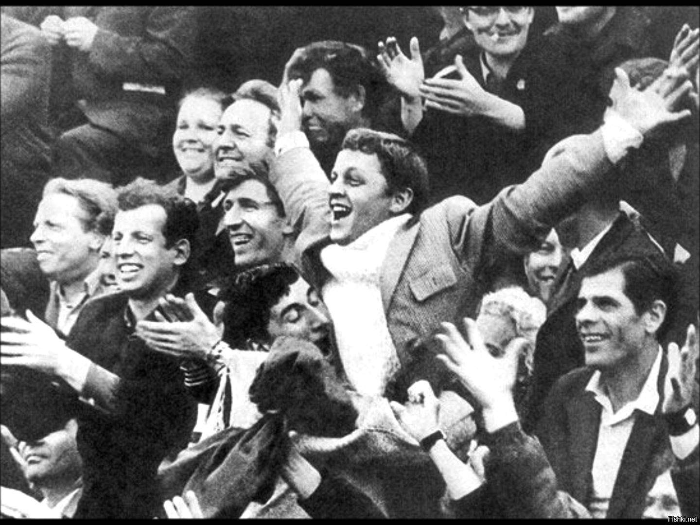 Чем советские люди отличались. Радостные советские люди. Советские болельщики. Счастливые советские люди. Советские футбольные фанаты.