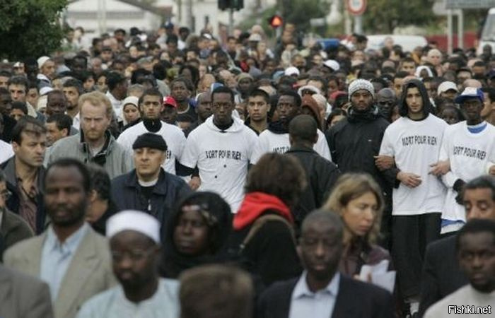 Негр араб. Эмигранты во Франции. Негры в Париже. Париж негры и арабы. Негры во Франции.