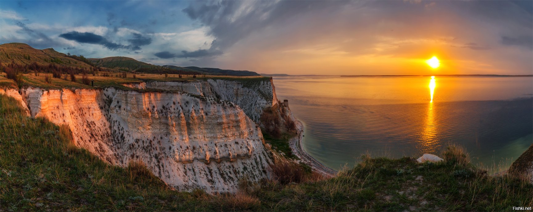 Саратовская фото. Волга река Утес Степана Разина. Утёс Степана Разина. Саратов природа Утес Степана Разина. Саратов Волга Утес Степана Разина.