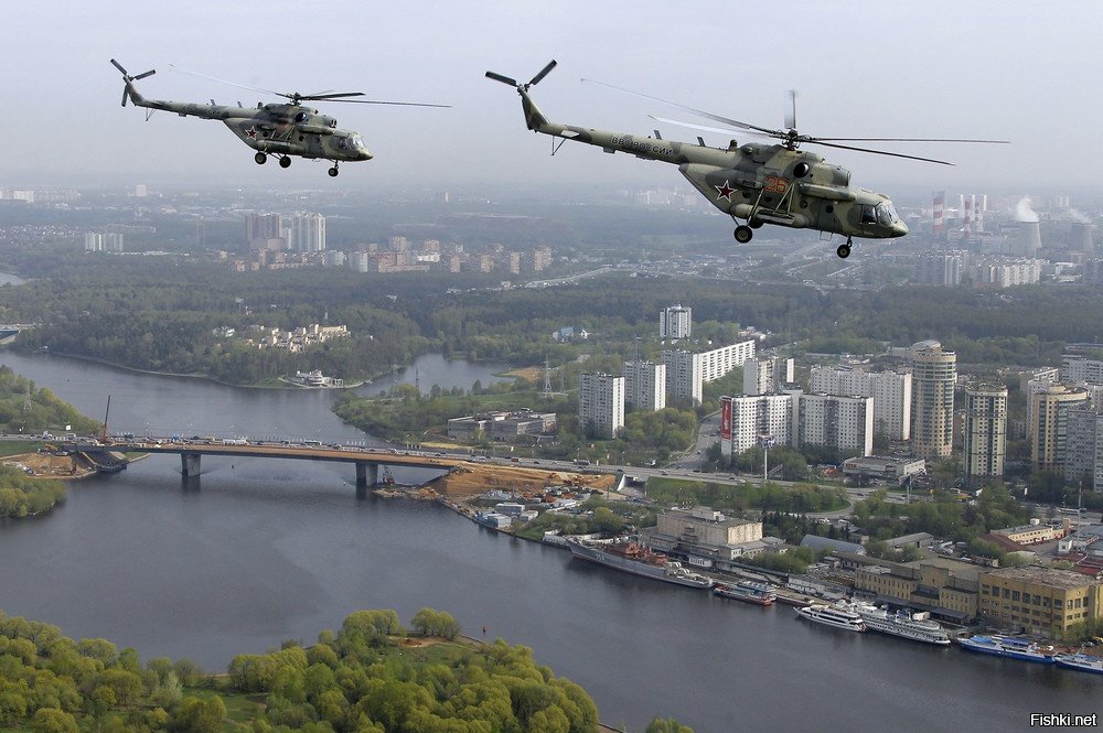 Вертолет над водохранилищем. Вертолет над городом. Российские вертолеты над Киевом. Военный вертолёт над городов. Военные вертолеты над Москвой.