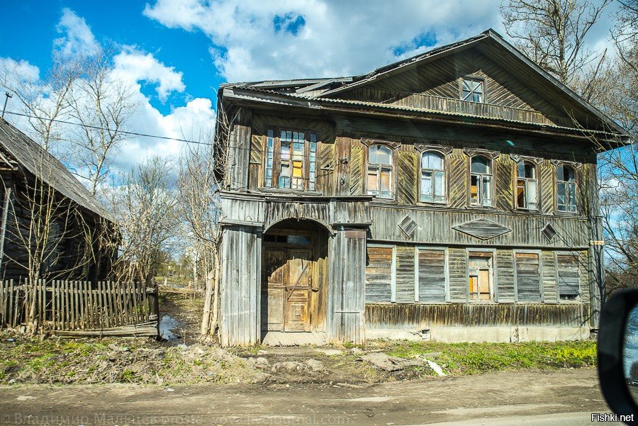 Дома старого образца. Дом развалюха. Старый дом в городе. Провинциальный дом. Домики в глубинке России.