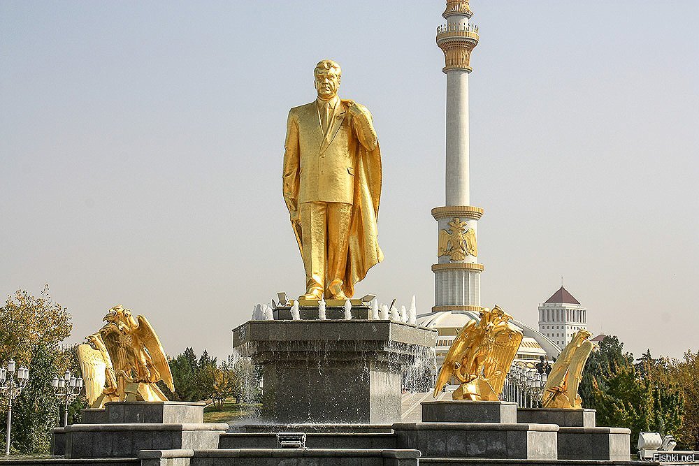 Golden википедия. Сапармурат Ниязов Туркменбаши памятник. Туркменистан статуя Туркменбаши. Золотая статуя Сапармурат Ниязов.