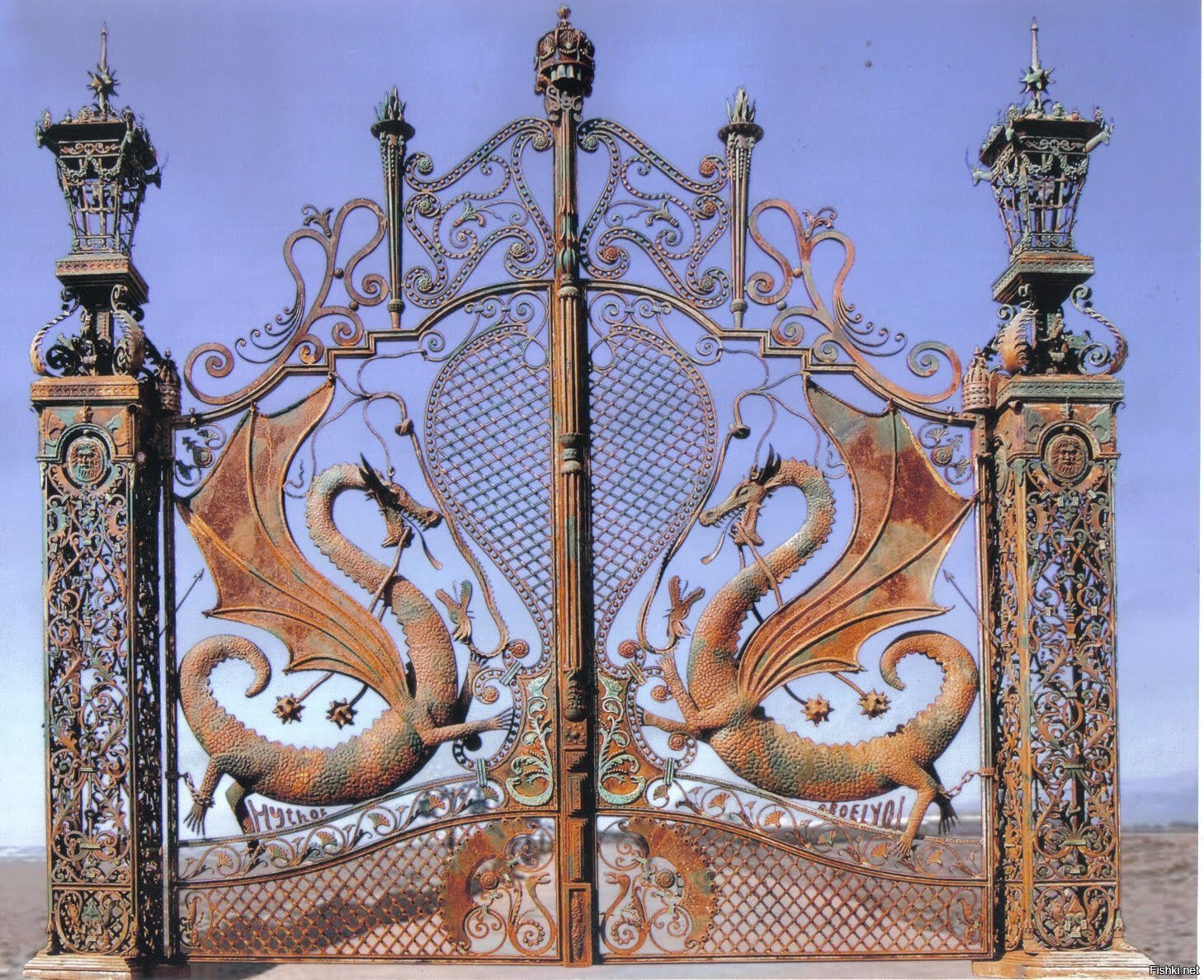 Кованые ворота с драконом