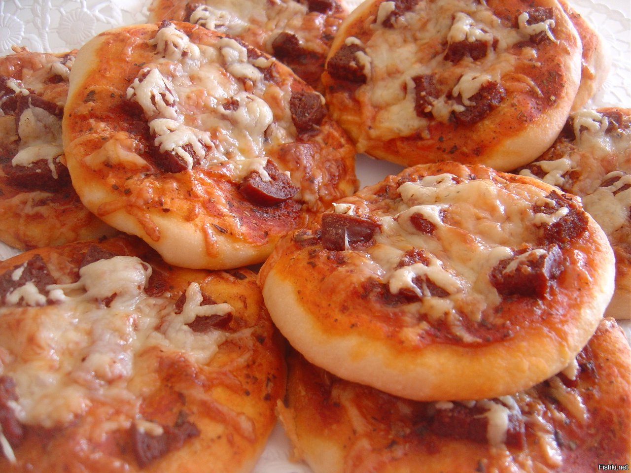 мини пицца в духовке из дрожжевого теста с колбасой и сыром и помидорами фото 114