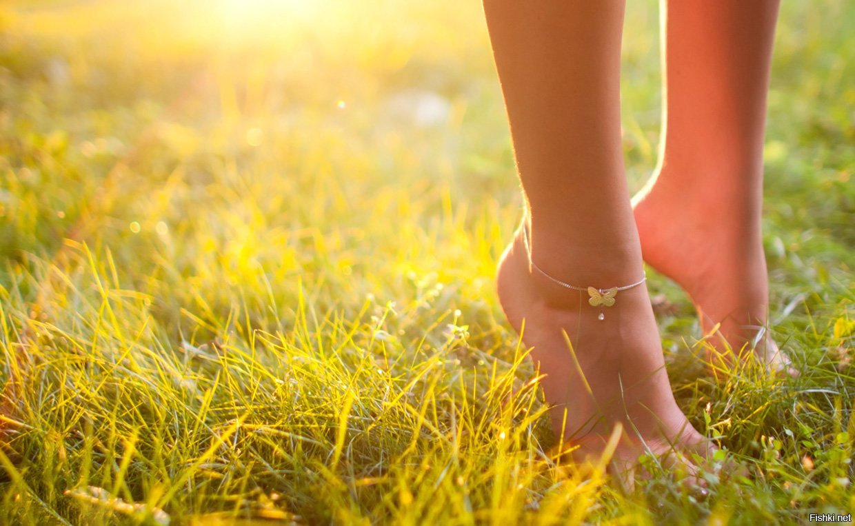 Лето шагает. Босыми ногами по траве. Женский ноги на траве. Босые ноги на траве. Женские ноги.