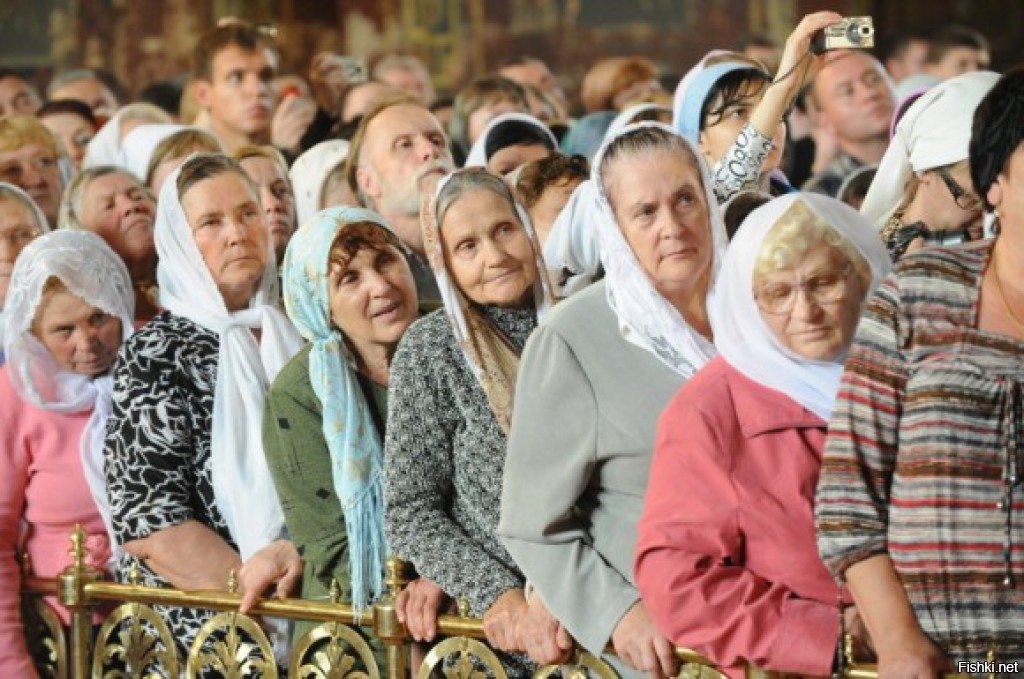 Москва дубай я еду тратить кучу бабок. Православная женщина. Женщина в храме. Бабки в храме. Бабушка в церкви.