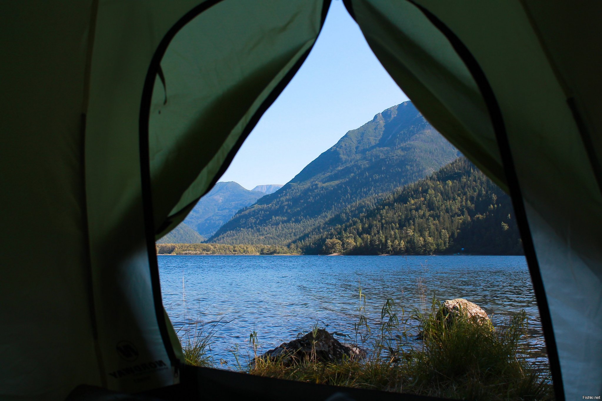 Палатка на озере