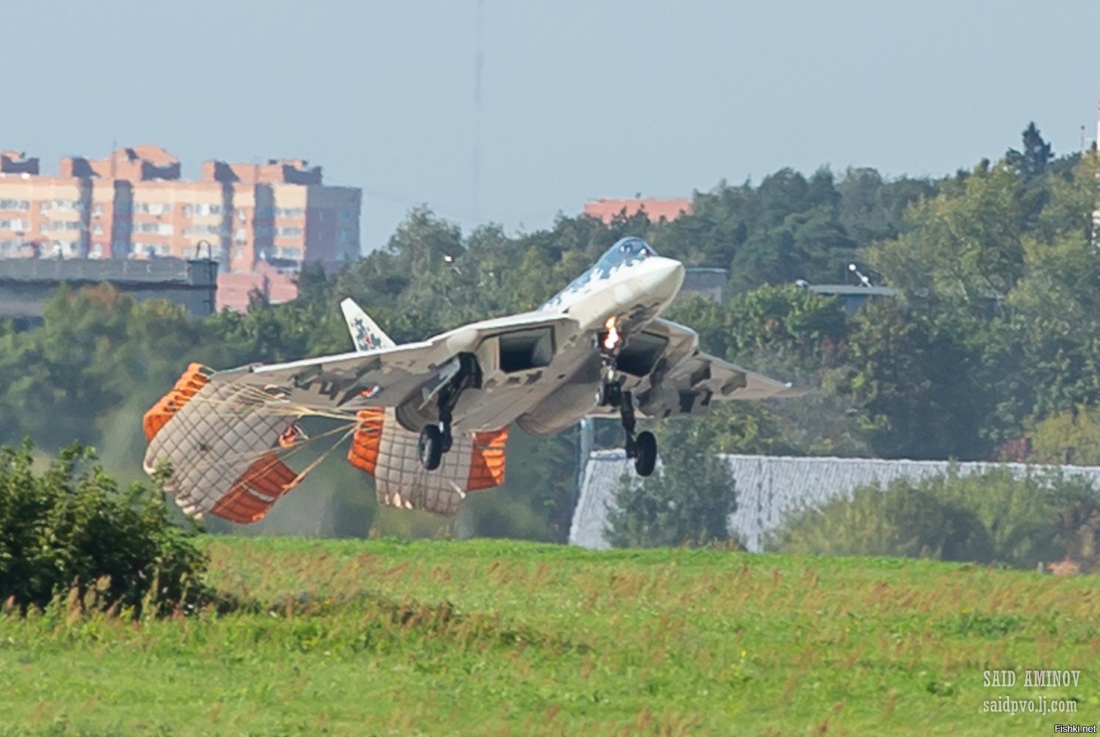 Посадки жуковский. Су-57 тормозной парашют. Су-35 с тормозным парашютом. Су-57 истребитель. Тормозной парашют миг-21.