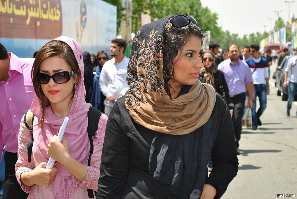 В Иране девушку посадили на 24 года за протест против хиджаба.