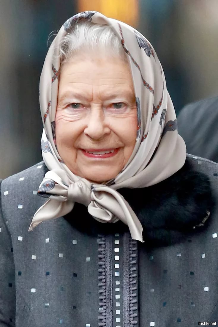 Королева Елизавета 2 в платке