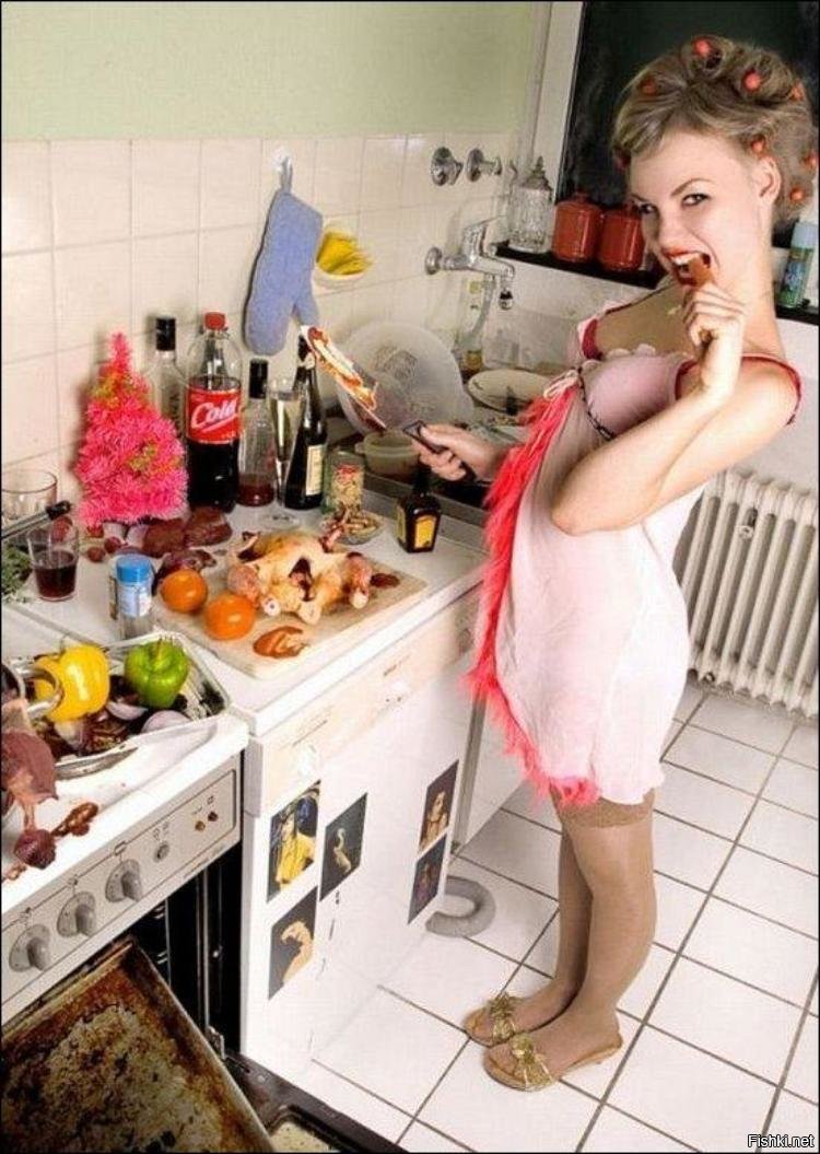 Женщина на кухне веселая
