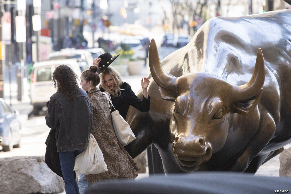 Уолл стрит статуя быка в Нью-Йорке