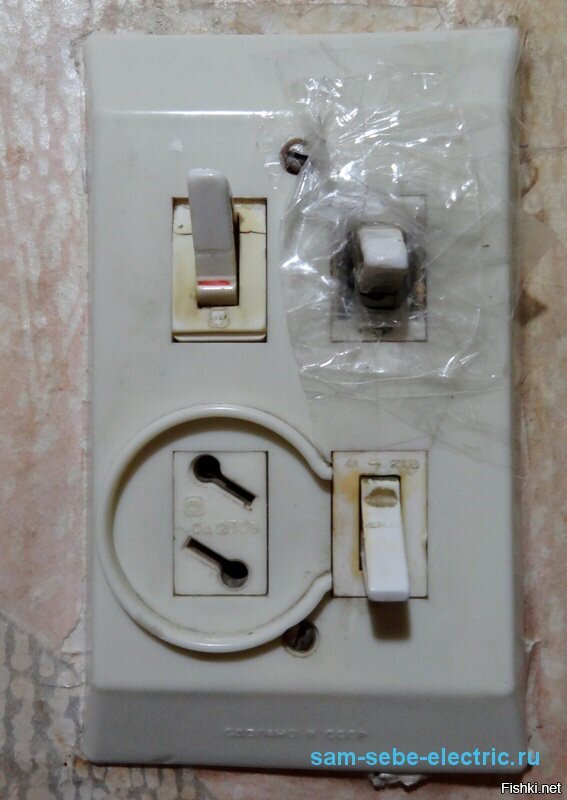 Ванна туалет кухня розетка. Блок трехпозиционный выключатель с розеткой. Блок 2в-РЦС 2 выключателя и 1 розетка. Трехклавишный блок выключатель туалета Советский. Блок 3в-РЦС 3 выключателя.