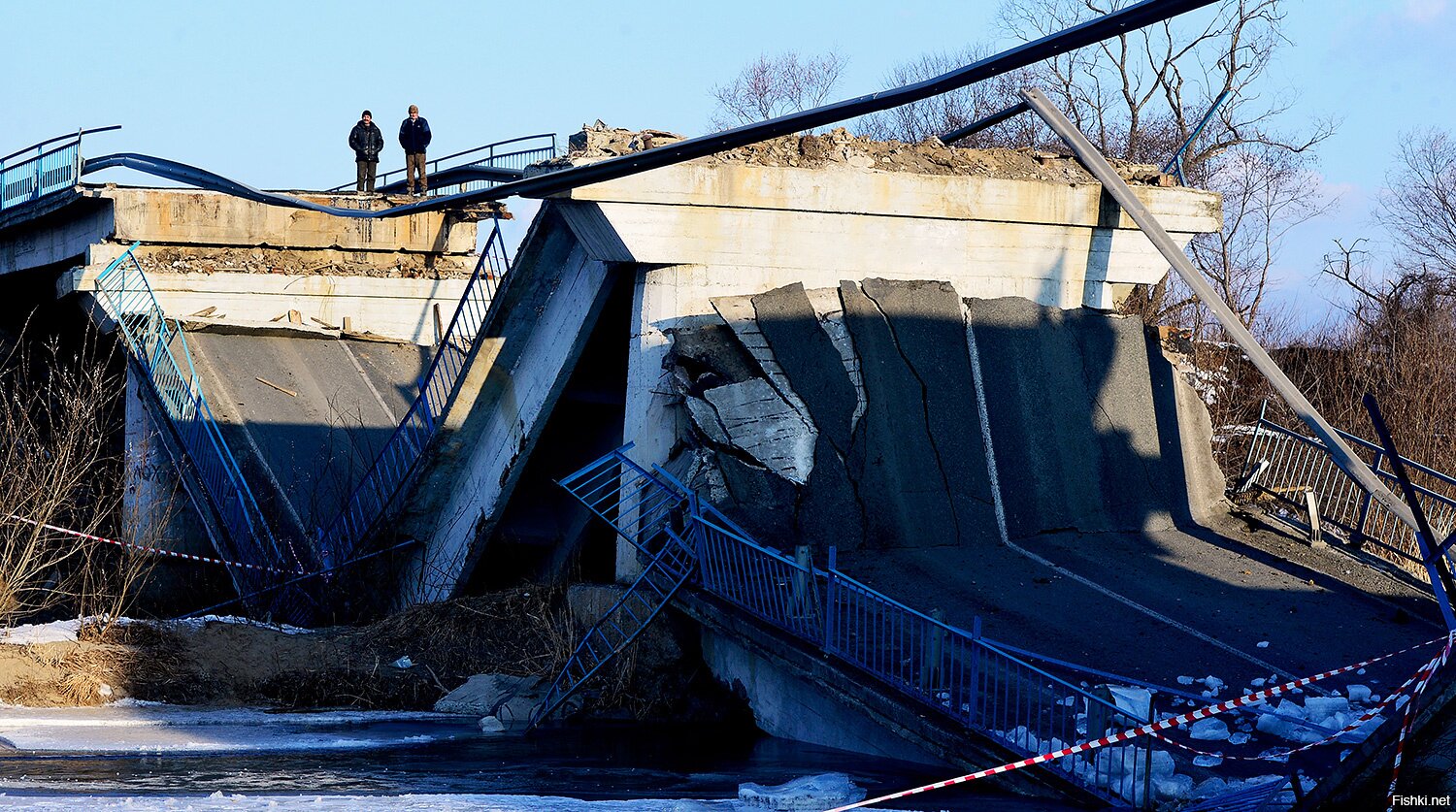 Какой мост разрушился. Разрушенный мост. Разрушение моста. Разрушенные мосты в России. Разрушенный автомобильный мост.