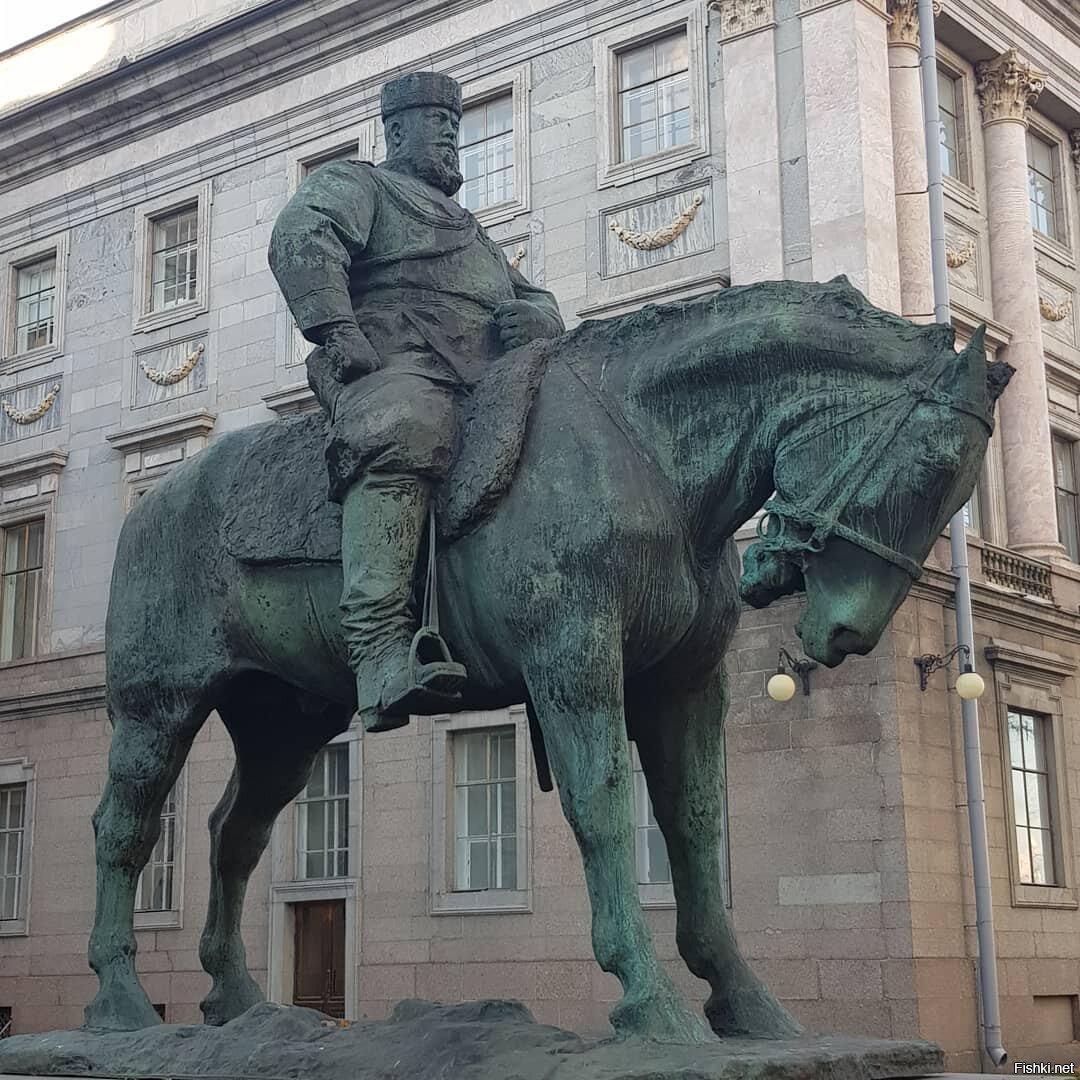 Памятник Александру 3 в Петербурге