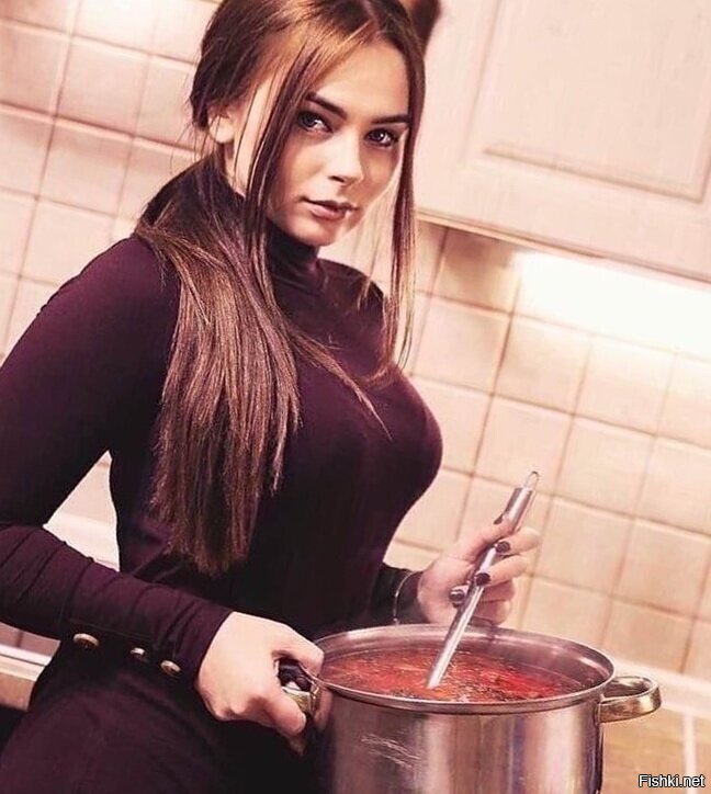 Девушка готовит борщ фото