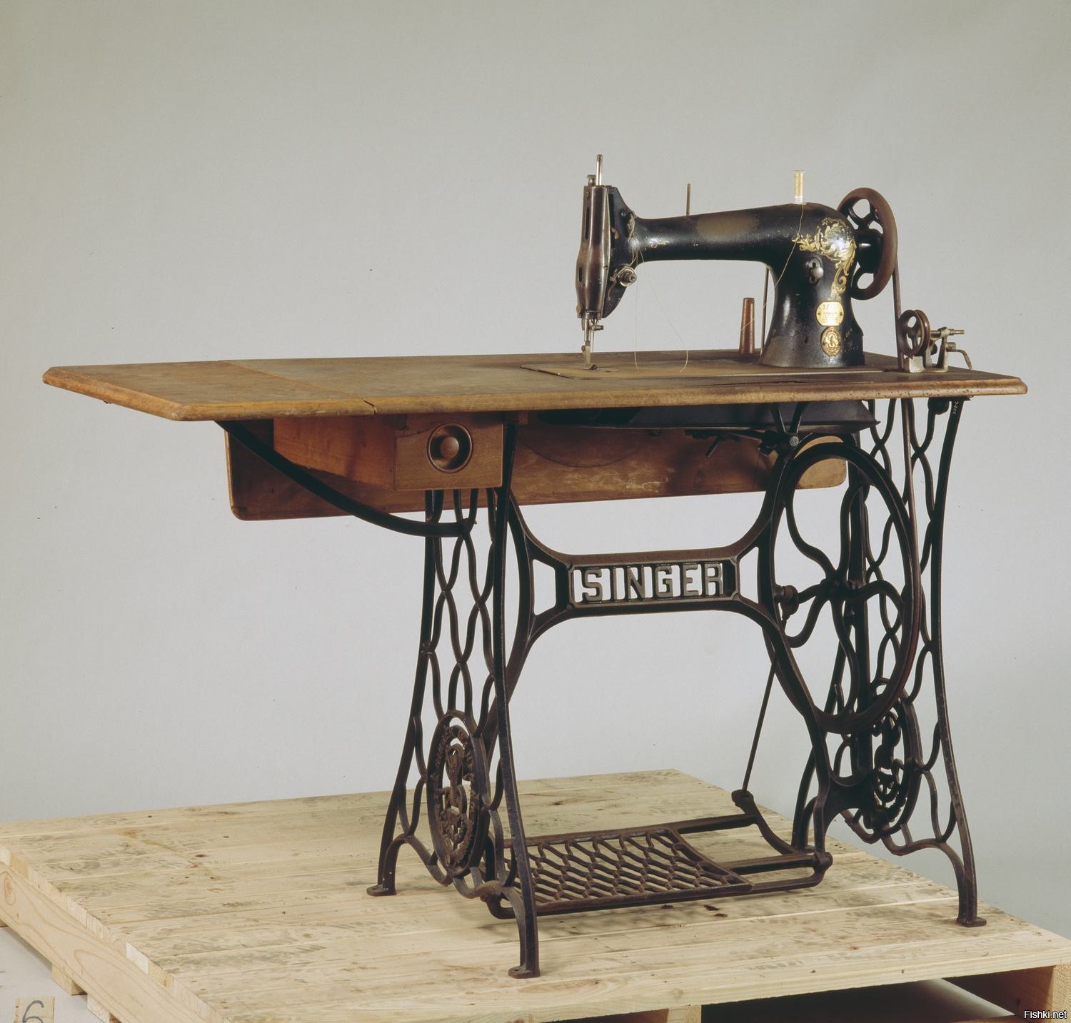 Цепляет швейная машинка. Швейная машинка Зингера 1841. Машинка Зингер 1925.