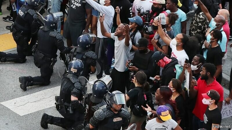 Как афроамериканцы оказались в северной америке. Американская полиция на коленях. Полицейские на коленях в США. Полицейские США целуют ботинки неграм.