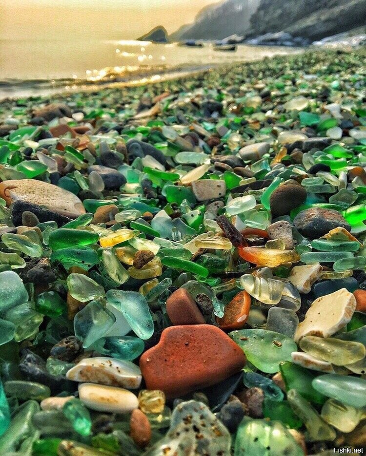 Цветные камни на море